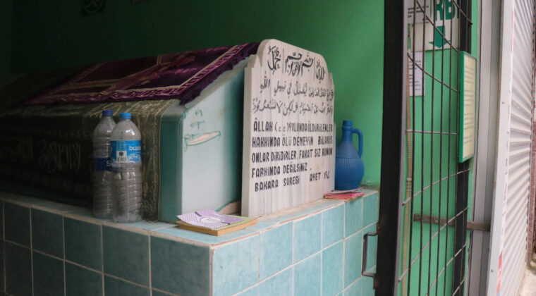 Sokak arasındaki sırrı &ccedil;&ouml;z&uuml;lemeyen t&uuml;rbe