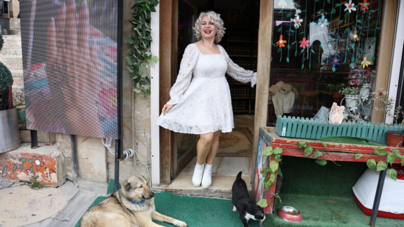 Sokak hayvanlarının annesi Mardinli Marilyn Monroe