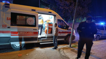 Sokak ortasında kanlı kavga: 18 yaşındaki gen&ccedil; başından bı&ccedil;aklandı