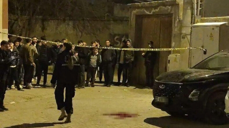 Sokakta y&uuml;r&uuml;rken silahlı saldırıya uğradı