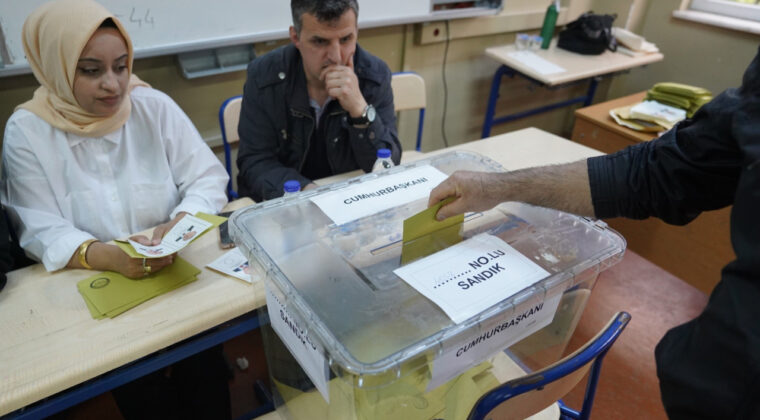 Son se&ccedil;im anketi: CHP, AKP'nin &ouml;n&uuml;nde