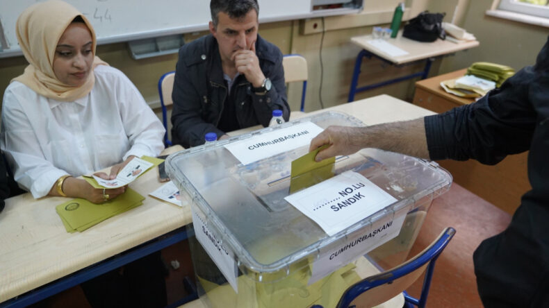 Son se&ccedil;im anketi: CHP, AKP'nin &ouml;n&uuml;nde