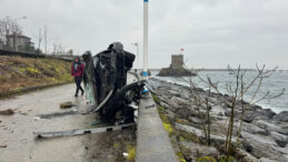 Takla atan otomobil denize u&ccedil;uyordu: Beton bariyer kurtardı