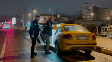 Takside dehşet: Şof&ouml;r&uuml; omzundan bı&ccedil;akladı