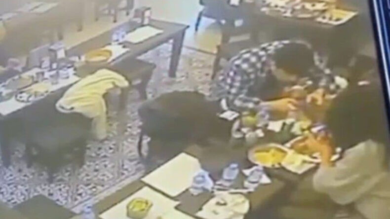 Taksim'de Yemeğin İ&ccedil;inden &Ccedil;ıkan B&ouml;cek Dudağını Isırdı