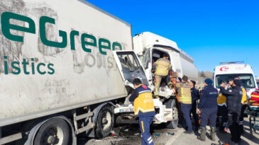 Tanker TIR'a &ccedil;arptı: 1 &ouml;l&uuml;
