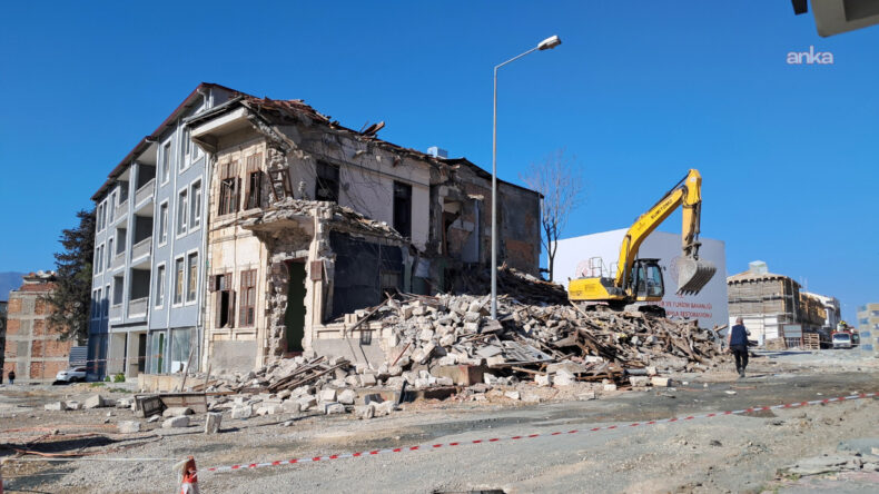 Tarihi mahallede tepki b&uuml;y&uuml;yor: Kep&ccedil;e sesiyle uyandık, gelişig&uuml;zel yıkılmış