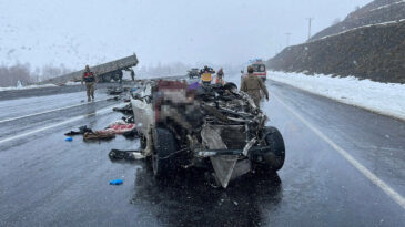 Tatvan&rsquo;da Feci Kaza: 2 &Ouml;l&uuml;, 5 Yaralı