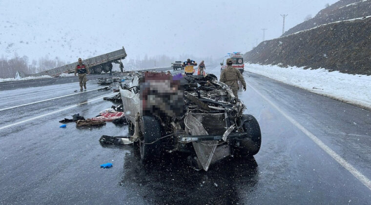 Tatvan&rsquo;da Feci Kaza: 2 &Ouml;l&uuml;, 5 Yaralı