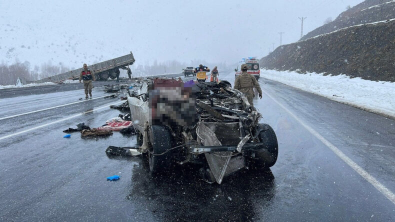 Tatvan&rsquo;da Feci Kaza: 2 &Ouml;l&uuml;, 5 Yaralı