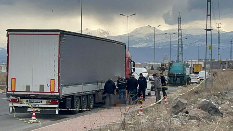 TIR Şof&ouml;r&uuml; Aracının Yanında &Ouml;l&uuml; Bulundu