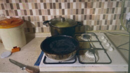 Torunları i&ccedil;in yemek hazırlıyordu&hellip; Ocakta unuttu, dumandan &ouml;ld&uuml;