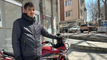 Trafikte tartıştığı kuryeyi hem d&ouml;vd&uuml; hem ceza yazdı