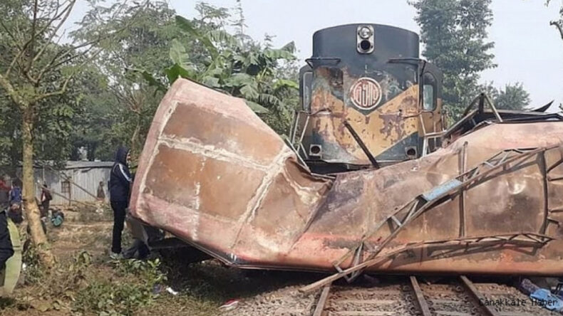 Tren, Otobüse Çarptı: 12 Ölü