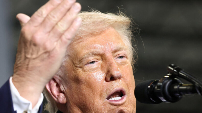 Trump ağzındaki baklayı &ccedil;ıkardı: Petrol fiyatları arttık&ccedil;a…