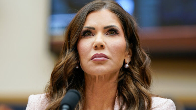 Trump, En G&uuml;vendiği Bakanını G&ouml;revden Aldı