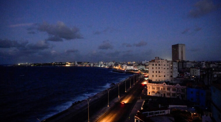 Trump'ın hedefindeki &uuml;lke karanlığa g&ouml;m&uuml;ld&uuml;