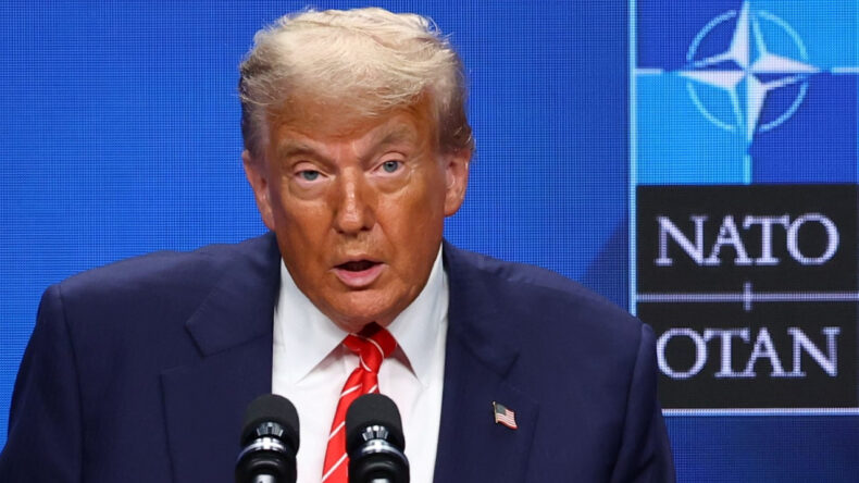 Trump'tan NATO &ccedil;ıkışı: &Ccedil;ok aptalca bir hata yapıyor