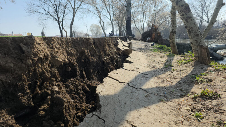 Tunca Nehri kıyısında toprak kayması