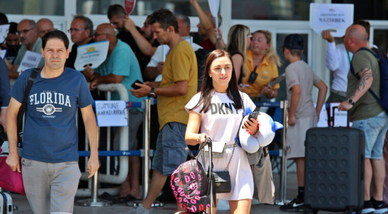 Turizmciler Savaş Y&uuml;z&uuml;nden Diken &Uuml;st&uuml;nde