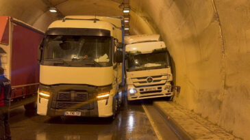 T&uuml;nelde İki TIR &Ccedil;arpıştı