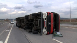 Tuzla&rsquo;da Virajı Alamayan Saman Y&uuml;kl&uuml; TIR Devrildi