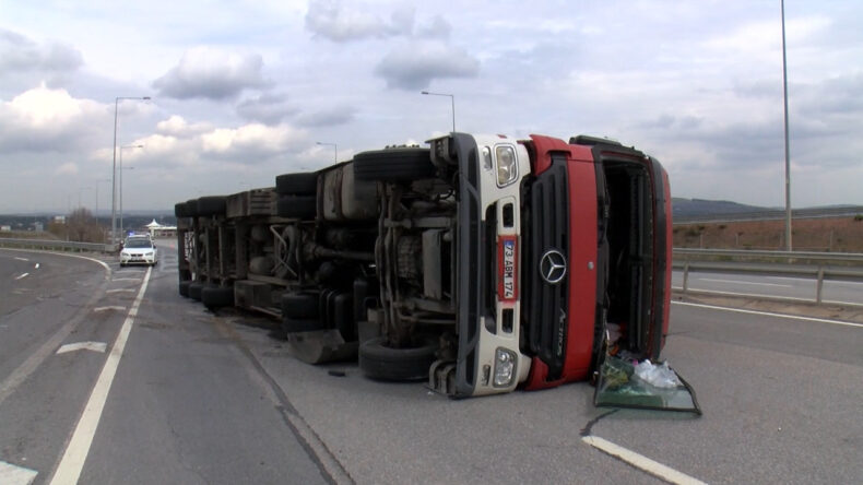 Tuzla&rsquo;da Virajı Alamayan Saman Y&uuml;kl&uuml; TIR Devrildi
