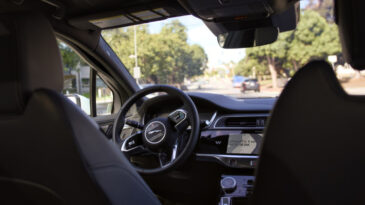 Uber 50 bin robotaksi i&ccedil;in d&uuml;ğmeye bastı