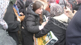 Ucuzluk izdihamı: Televizyon i&ccedil;in birbirlerini ezdiler