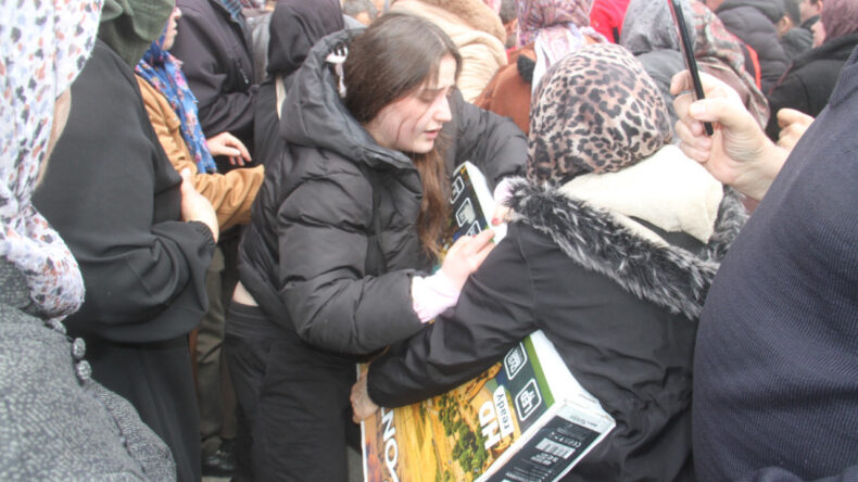 Ucuzluk izdihamı: Televizyon i&ccedil;in birbirlerini ezdiler