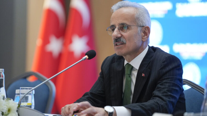 Uraloğlu: H&uuml;rm&uuml;z Boğazı'ndan ilk gemimizi ge&ccedil;irdik