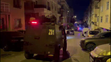 &Uuml;&ccedil; otomobil alev alev yandı, ş&uuml;pheler b&uuml;y&uuml;d&uuml;