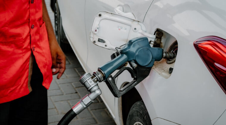 &Uuml;lkeyi yakıt krizi vurdu, okullar tatil edildi