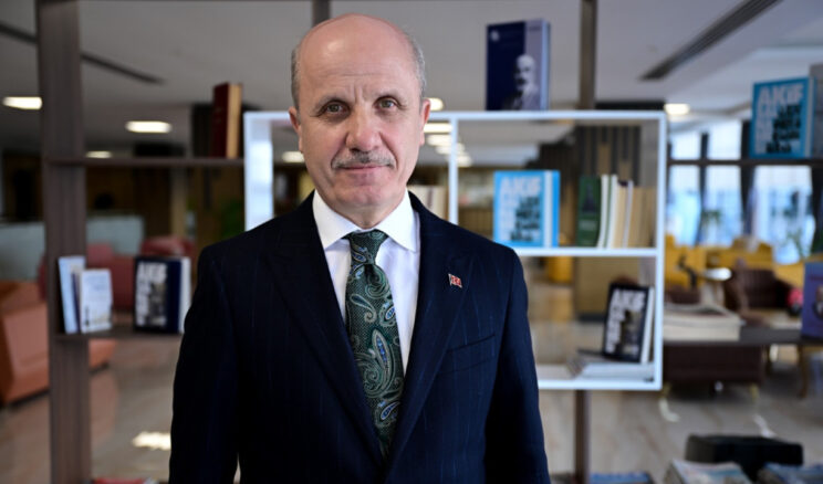 &Uuml;niversite &uuml;&ccedil; yıla d&uuml;ş&uuml;yor: 'Derslerin azalması gibi g&ouml;rmeyin'