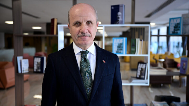 &Uuml;niversite &uuml;&ccedil; yıla d&uuml;ş&uuml;yor: 'Derslerin azalması gibi g&ouml;rmeyin'