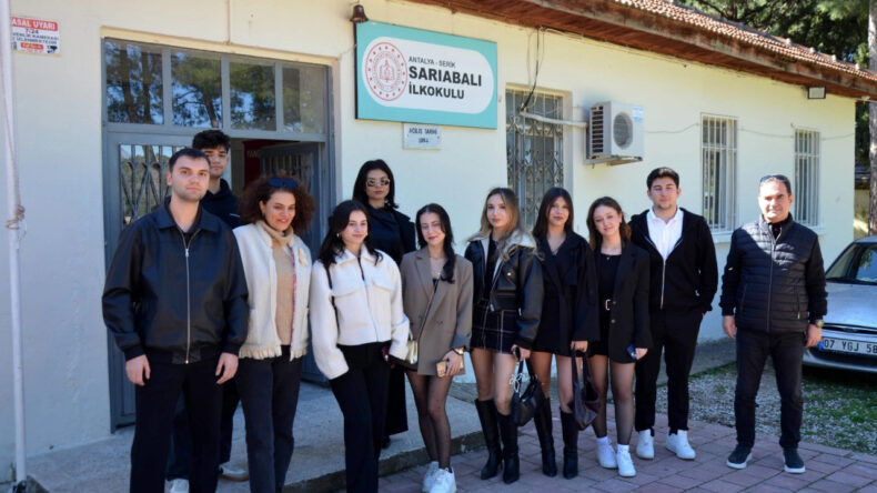 &Uuml;niversiteliler kolları sıvadı, ilkokula koştu