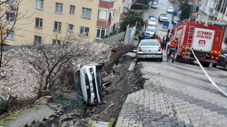 &Uuml;sk&uuml;dar'da &ccedil;&ouml;ken yola otomobil d&uuml;şt&uuml;
