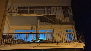 &Uuml;sk&uuml;dar&rsquo;da Balkonu &Ccedil;&ouml;ken 4 Katlı Bina Tahliye Edildi