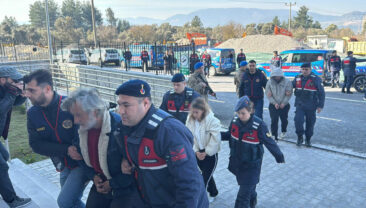 Vahşet: Yaşlı &ccedil;ifti &ouml;ld&uuml;rd&uuml;ler, altın dişlerini s&ouml;k&uuml;p satmaya &ccedil;alıştılar