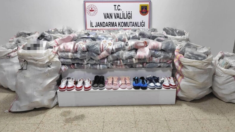 Van'da 3 Milyon 660 Bin TL'lik G&uuml;mr&uuml;k Ka&ccedil;ağı Eşya Ele Ge&ccedil;irildi