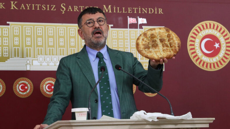 Veli Ağbaba: Emeklinin 40 pidesi &ccedil;alındı