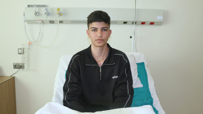 V&uuml;cudunun Y&uuml;zde 75&rsquo;i Yandı Ama Hayatta Kaldı: 17 Kez Ameliyat Oldu