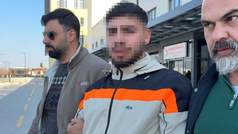 E.T. kızını görmek için polislerden izin aldı.