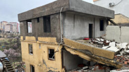 Yağışa Dayanamayan Bina Bir Anda &Ccedil;&ouml;kt&uuml;