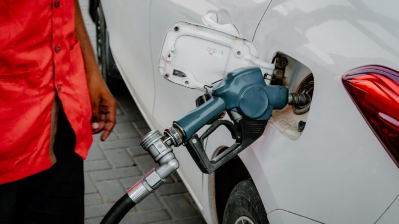 Yakıt Stoğu Azalan &Uuml;lke Acil Durum İlan Etti