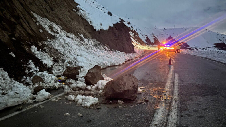 Yama&ccedil;tan Kopan Kayalar Yola D&uuml;şt&uuml;, S&uuml;r&uuml;c&uuml; Son Anda Kurtuldu