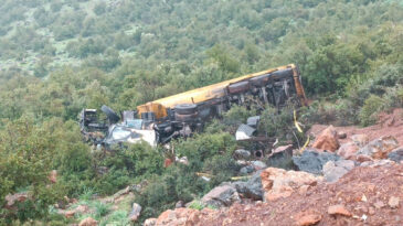 Yanan TIR'dan &Ccedil;ıkamadı