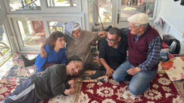 Yaşlı &ccedil;ift 52 yıldır engelli 3 &ccedil;ocuğuna bakıyor