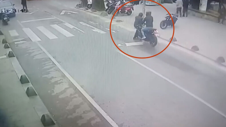 Yaya ge&ccedil;idinde motosiklet &ccedil;arptı, 74 yaşındaki adam yaralandı