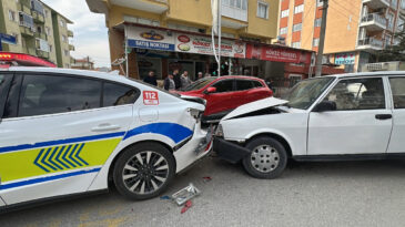 Yayaya Yol Veren Polise Arkadan &Ccedil;arptı